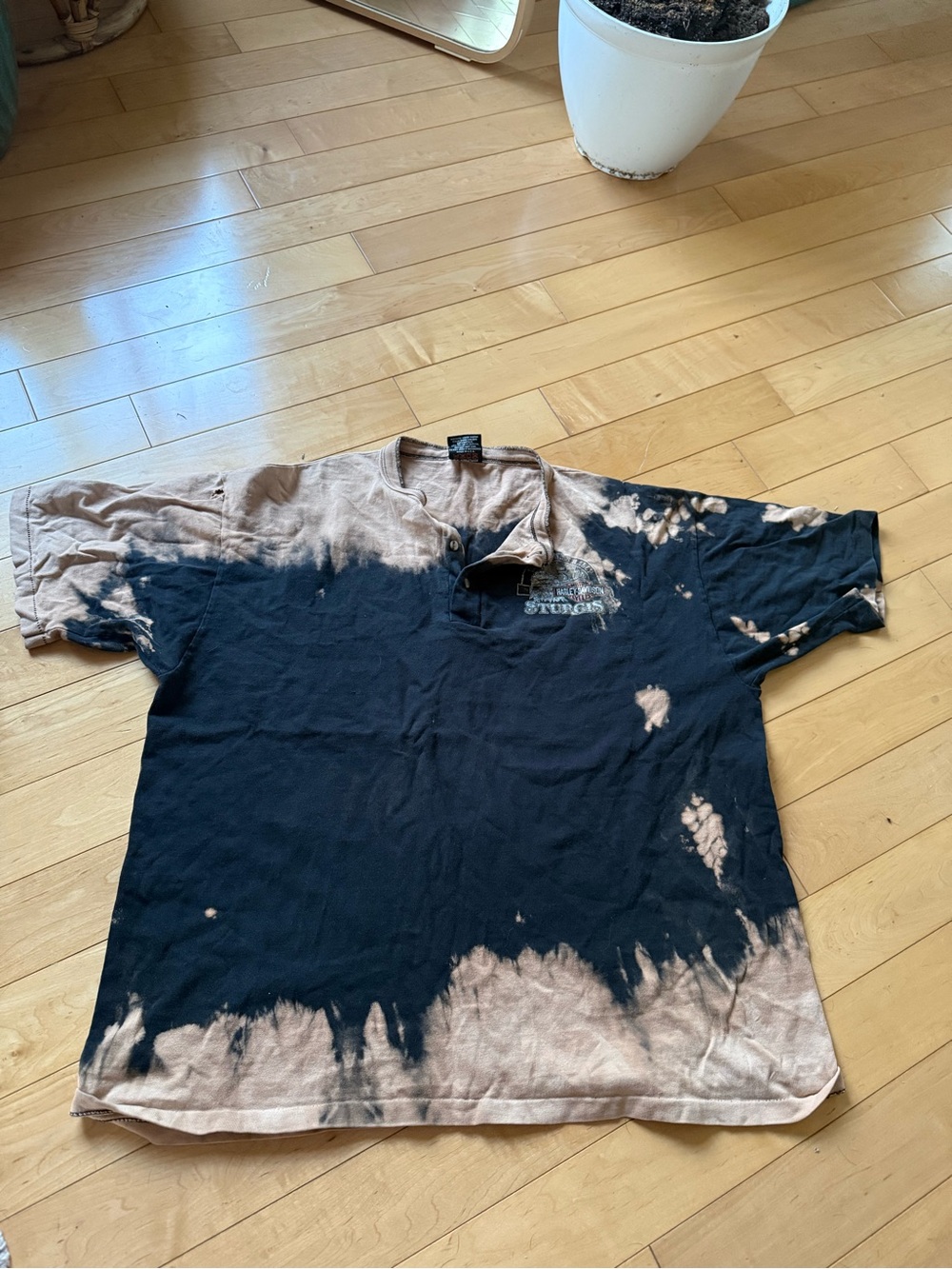 Vintage Harley  Davidson Black and Tan Tie-Dye Short Sleeve Henley Shirt